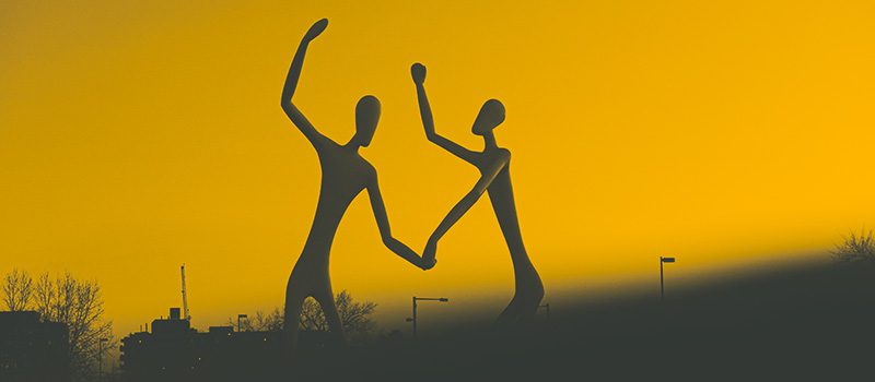 personnes qui sautent de joie dans l'eau