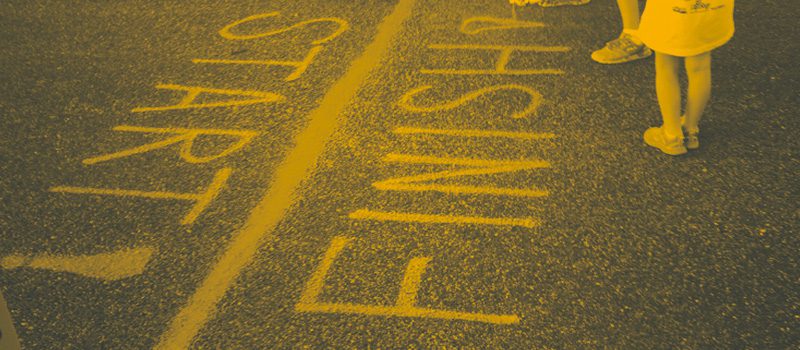 personnes qui sautent de joie dans l'eau