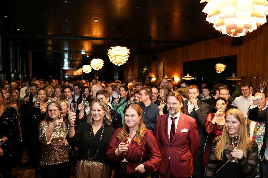 photo d'une soirée d'entreprise avec de nombreuses salariées et nombreux salariés, des candidats à se préparer et bien vivre sa retraite